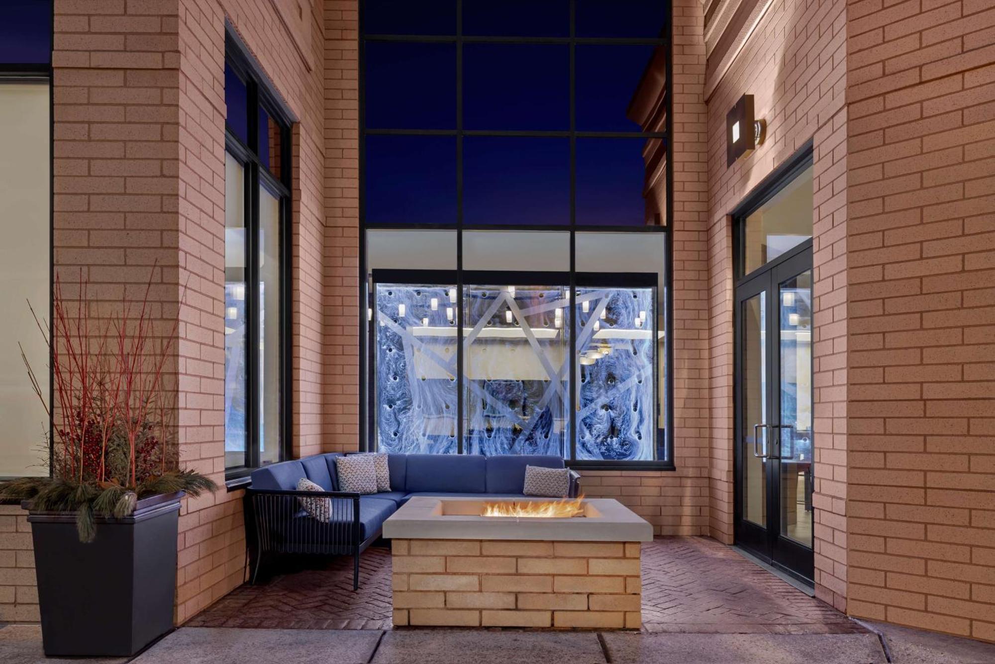 Hilton Garden Inn Minneapolis Downtown Exterior foto